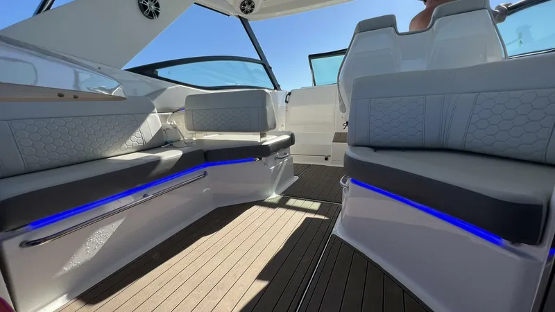 Slide: The Image of Sea Ray 320 Sundancer Outboard 2020 - 4117672