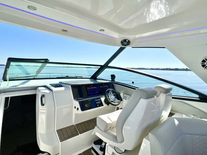 Slide: The Image of Sea Ray 320 Sundancer Outboard 2020 - 4117618