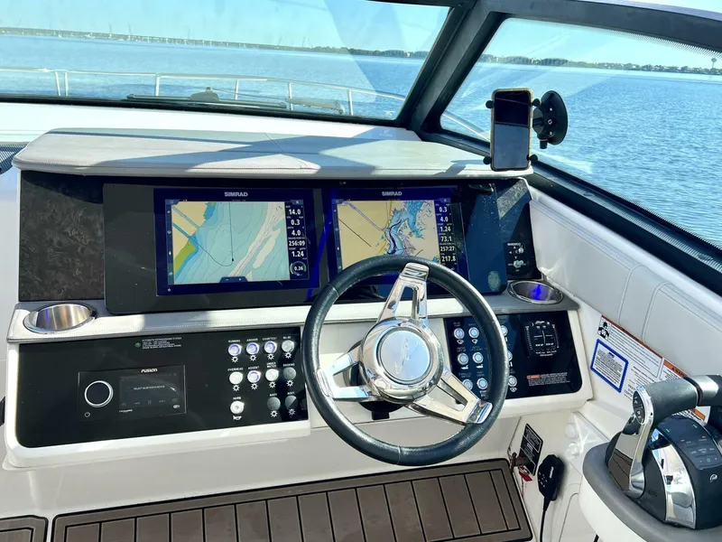 Slide: The Image of Sea Ray 320 Sundancer Outboard 2020 - 4117623