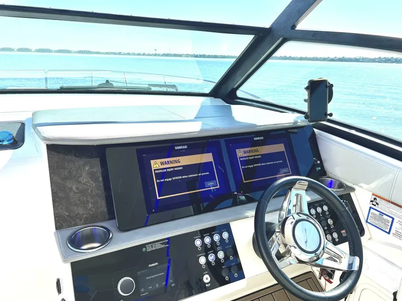 Slide: The Image of Sea Ray 320 Sundancer Outboard 2020 - 4117621