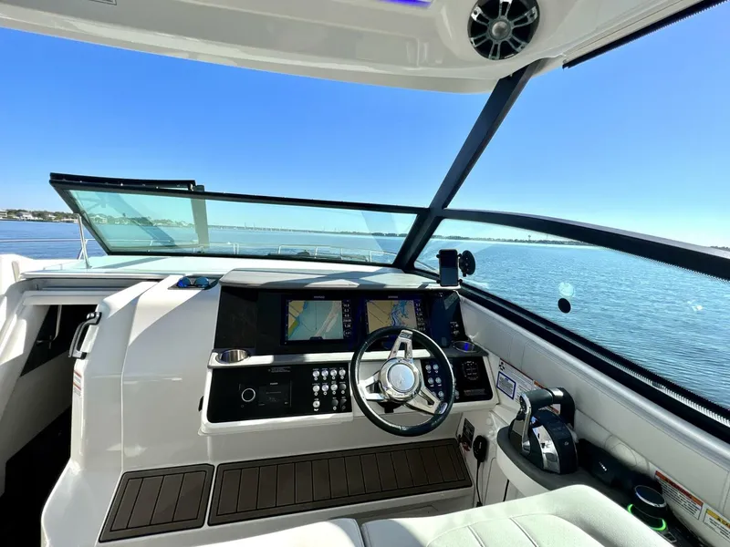Slide: The Image of Sea Ray 320 Sundancer Outboard 2020 - 4117622