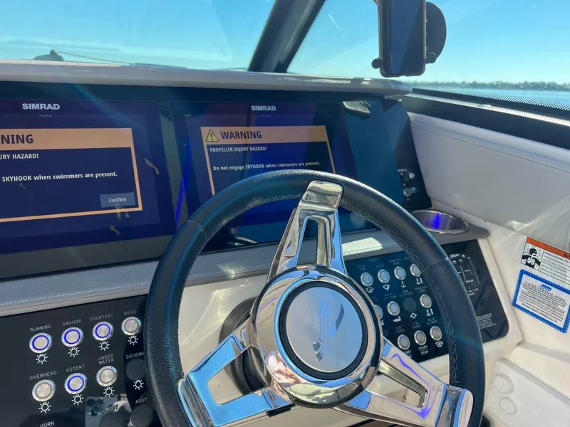 Slide: The Image of Sea Ray 320 Sundancer Outboard 2020 - 4117625