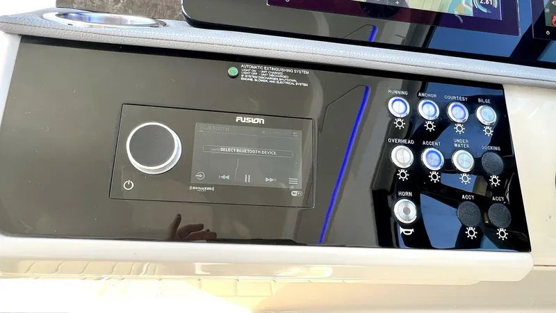 Slide: The Image of Sea Ray 320 Sundancer Outboard 2020 - 4117694