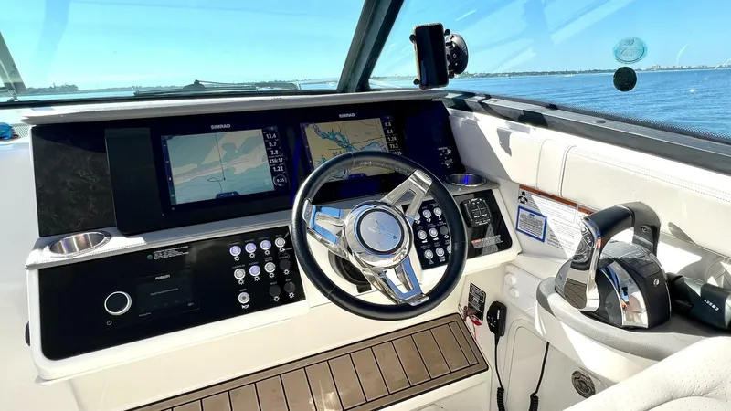 Slide: The Image of Sea Ray 320 Sundancer Outboard 2020 - 4117665