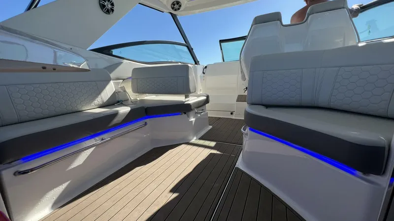 Slide: The Image of Sea Ray 320 Sundancer Outboard 2020 - 4117675