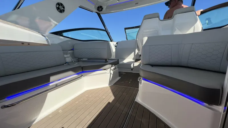 Slide: The Image of Sea Ray 320 Sundancer Outboard 2020 - 4117677