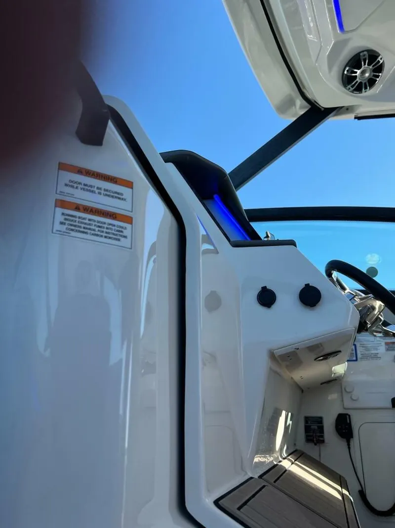 Slide: The Image of Sea Ray 320 Sundancer Outboard 2020 - 4117627