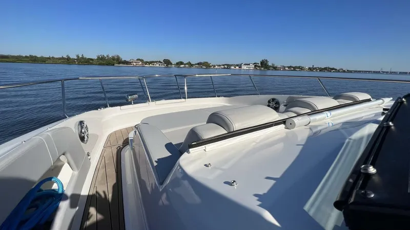 Slide: The Image of Sea Ray 320 Sundancer Outboard 2020 - 4117644