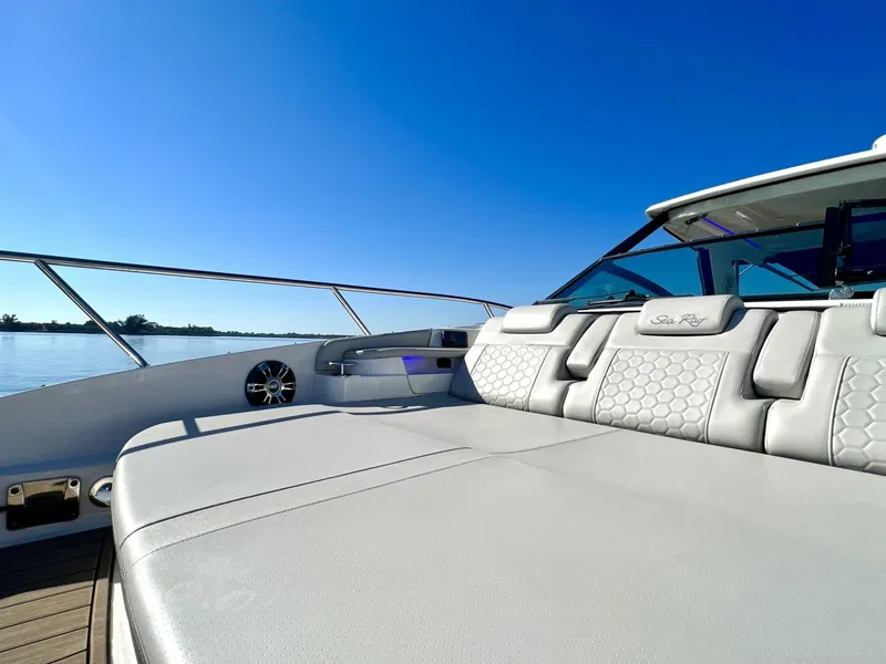 Slide: The Image of Sea Ray 320 Sundancer Outboard 2020 - 4117620