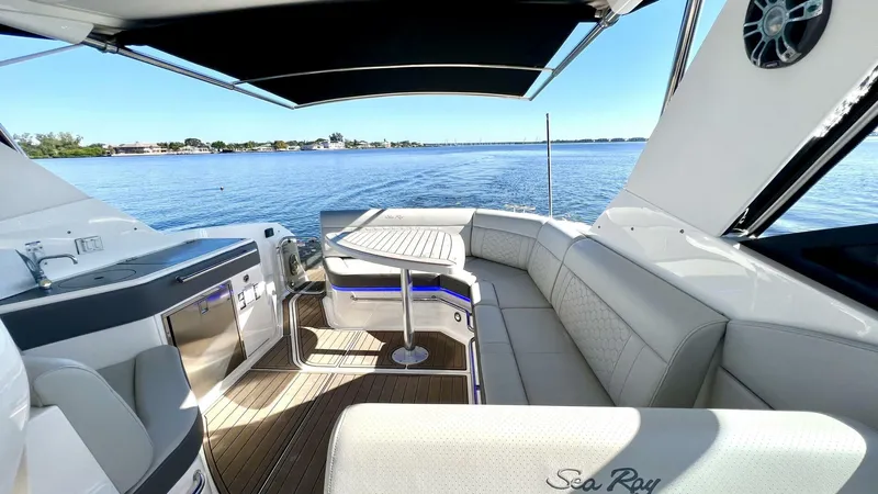Slide: The Image of Sea Ray 320 Sundancer Outboard 2020 - 4117679