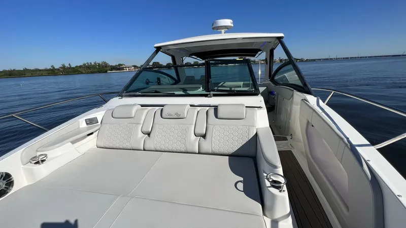Slide: The Image of Sea Ray 320 Sundancer Outboard 2020 - 4117661