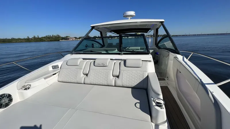 Slide: The Image of Sea Ray 320 Sundancer Outboard 2020 - 4117656