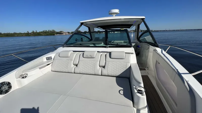 Slide: The Image of Sea Ray 320 Sundancer Outboard 2020 - 4117658