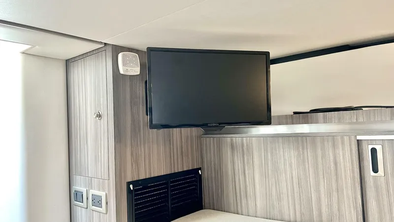 Slide: The Image of Sea Ray 320 Sundancer Outboard 2020 - 4117697