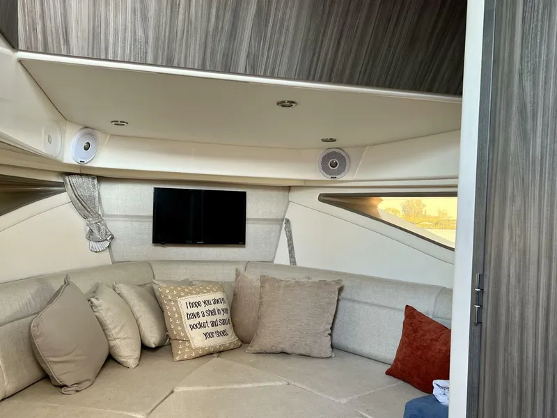 Slide: The Image of Sea Ray 320 Sundancer Outboard 2020 - 4117624