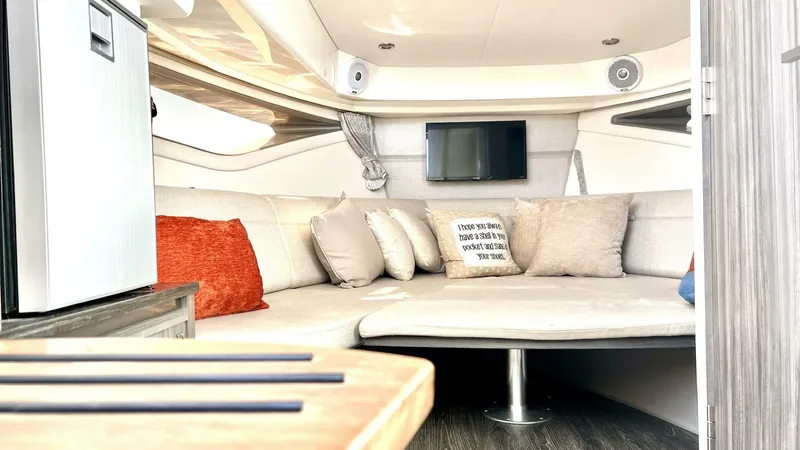 Slide: The Image of Sea Ray 320 Sundancer Outboard 2020 - 4117698