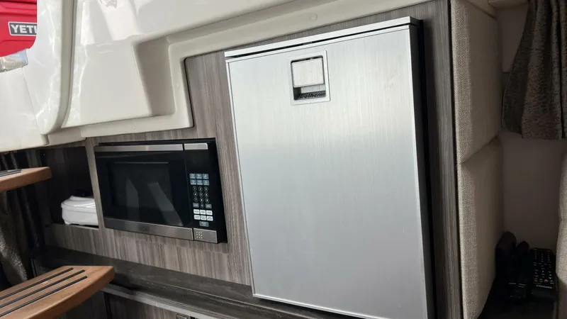 Slide: The Image of Sea Ray 320 Sundancer Outboard 2020 - 4117700