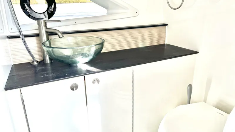 Slide: The Image of Sea Ray 320 Sundancer Outboard 2020 - 4117701