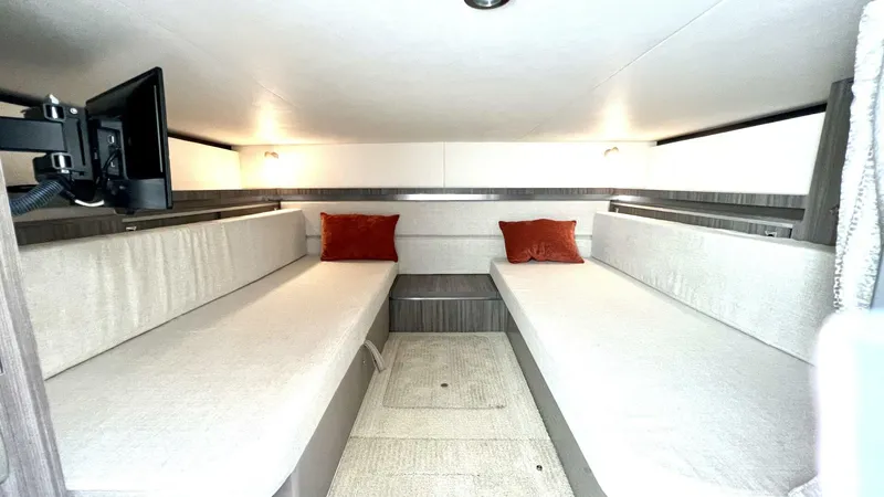 Slide: The Image of Sea Ray 320 Sundancer Outboard 2020 - 4117702