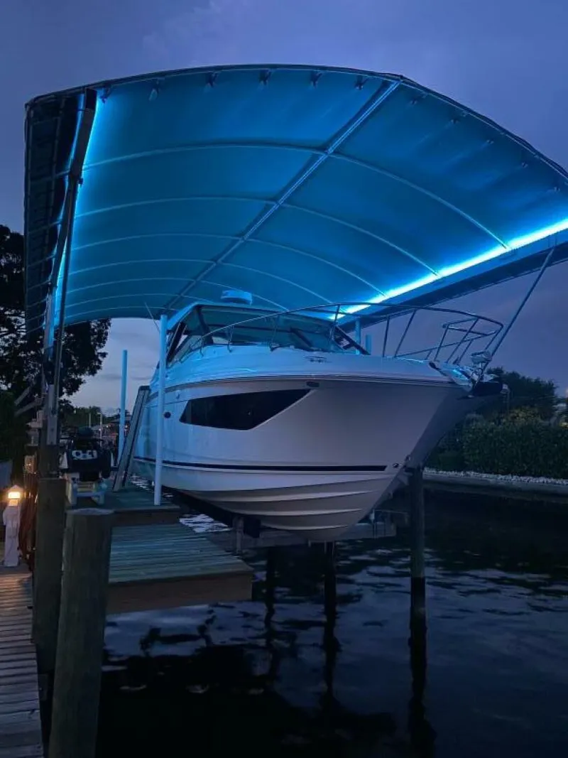 Slide: The Image of Sea Ray 320 Sundancer Outboard 2020 - 4117641