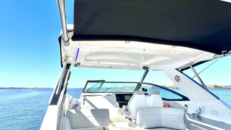 Slide: The Image of Sea Ray 320 Sundancer Outboard 2020 - 4117689