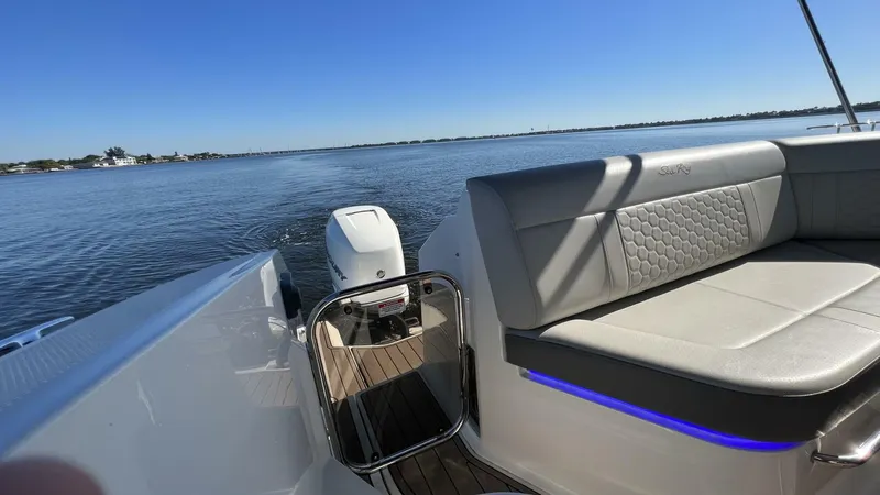 Slide: The Image of Sea Ray 320 Sundancer Outboard 2020 - 4117686