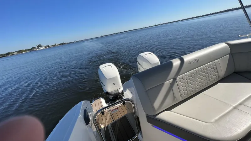 Slide: The Image of Sea Ray 320 Sundancer Outboard 2020 - 4117684