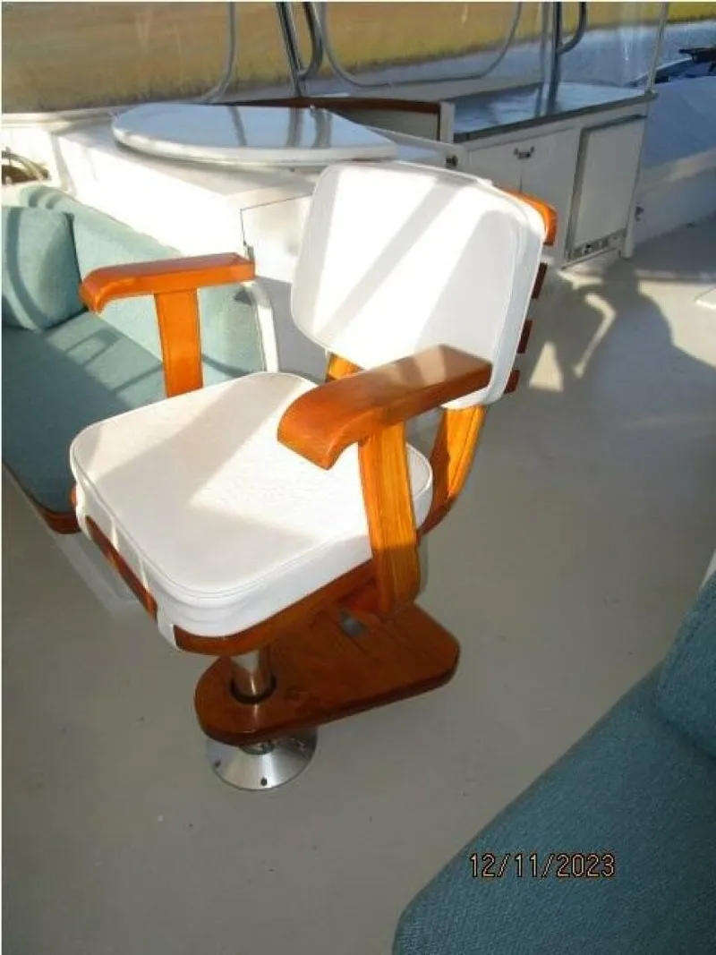 Slide: The Image of 72' DeFever flybridge helmseat - 4045515