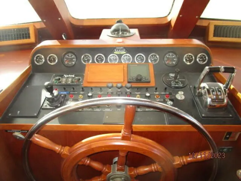 Slide: The Image of 72' DeFever pilothouse helm - 4045542