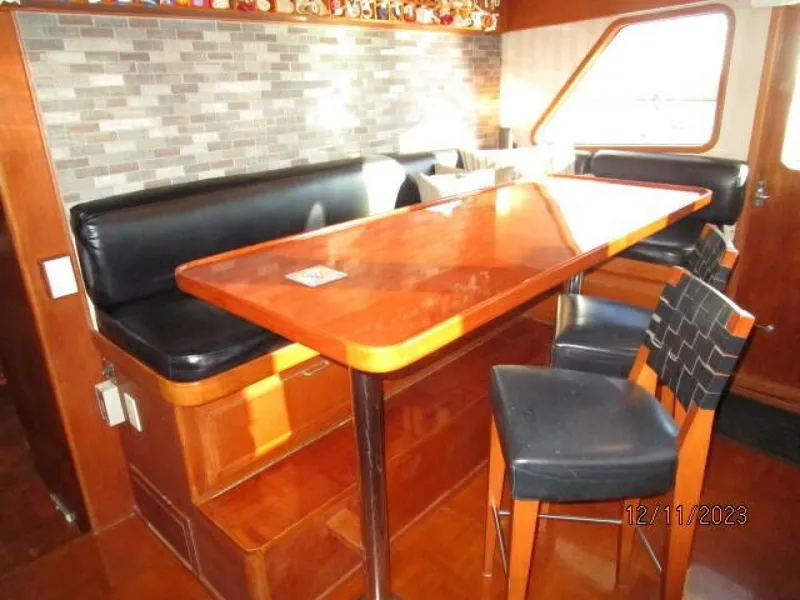 Slide: The Image of 72' DeFever pilothouse seating - 4045544