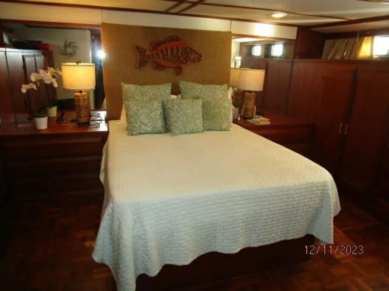 Slide: The Image of 72' DeFever master stateroom - 4045534