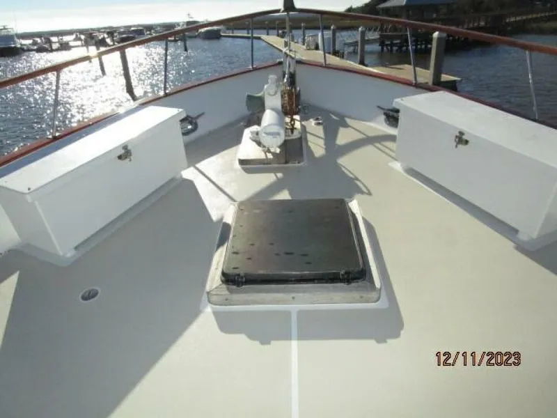 Slide: The Image of 72' DeFever foredeck - 4045521