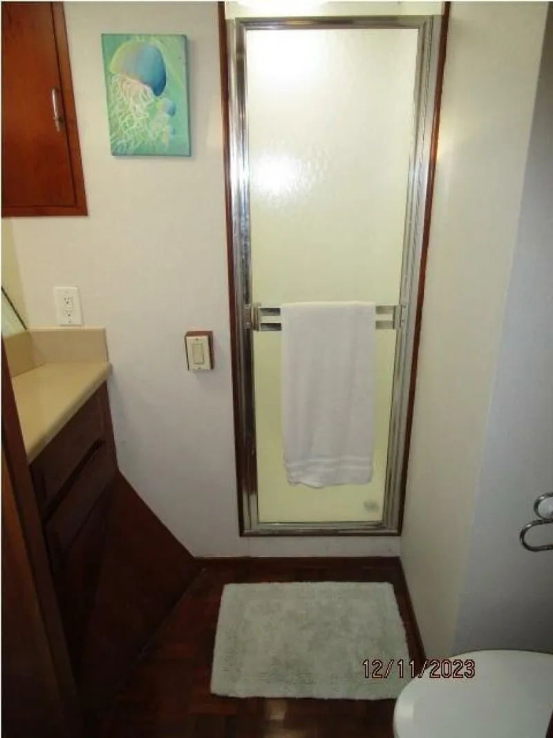 Slide: The Image of 72' DeFever port forward guest stateroom head - 4045558