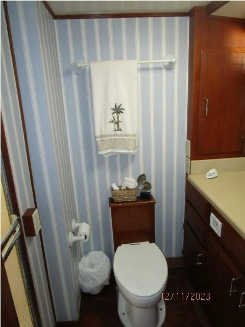 Slide: The Image of 72' DeFever port aft guest stateroom head - 4045550