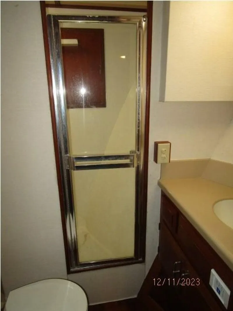 Slide: The Image of 72' DeFever forward guest stateroom head - 4045527