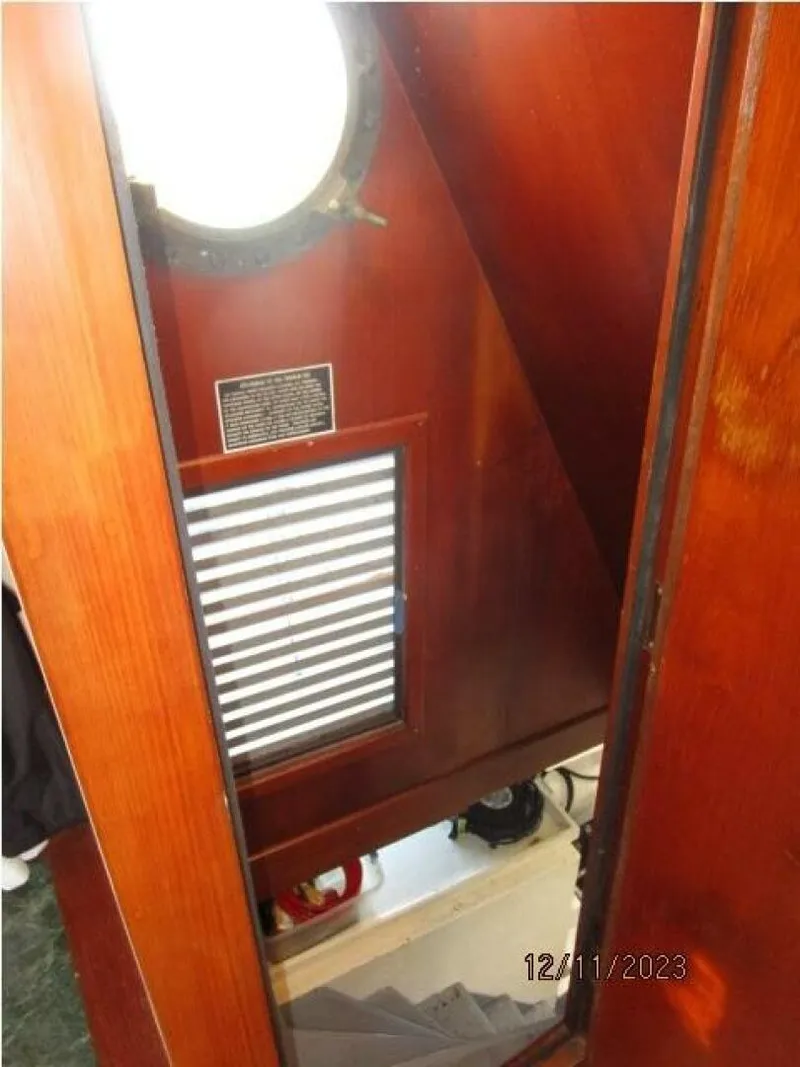 Slide: The Image of 72' DeFever engine room access - 4045502