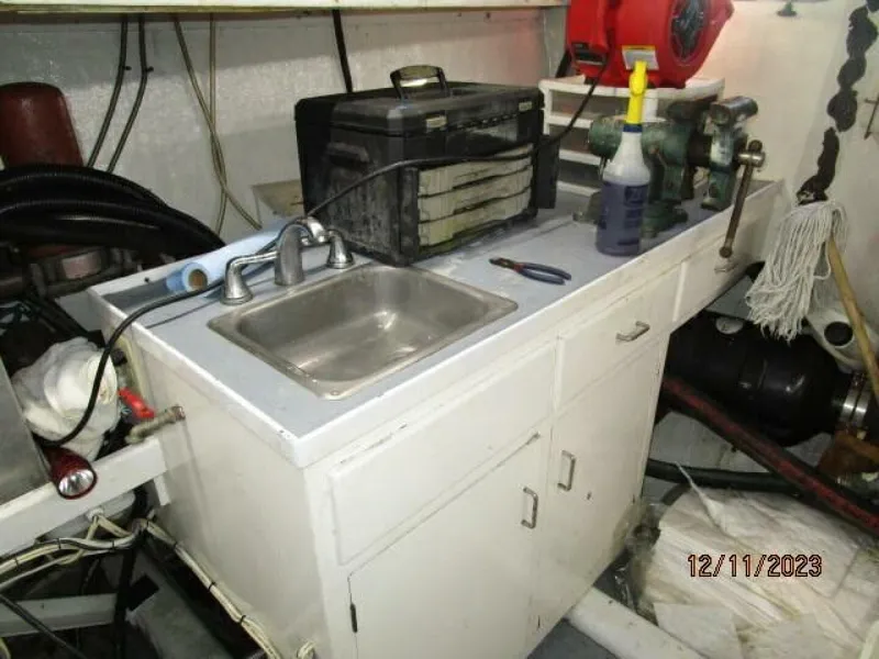 Slide: The Image of 72' DeFever engine room wrok bench - 4045507