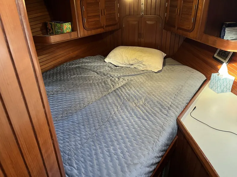 Slide: The Image of 1986 Slocum 37 Master Cabin - 4052539