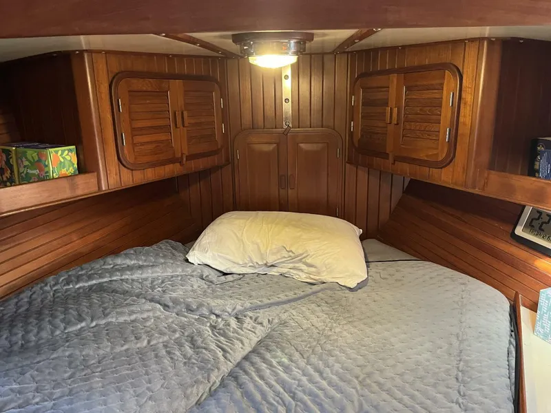 Slide: The Image of 1986 Slocum 37 Master Cabin - 4052540