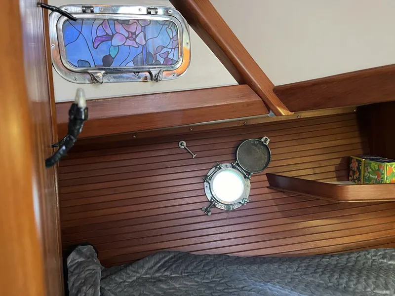 Slide: The Image of 1986 Slocum 37 Master Cabin - 4052541