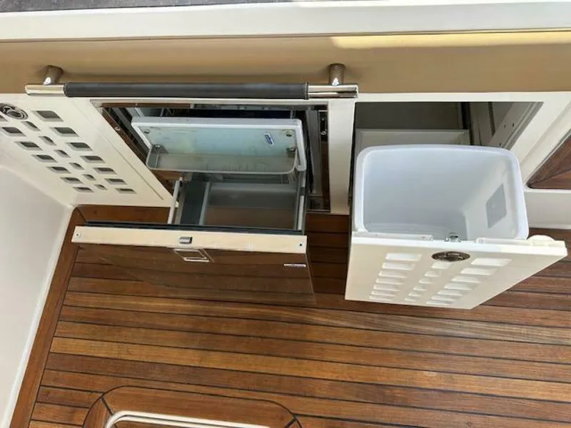 Slide: The Image of Sea Ray 400 SLX 2019 - 4056849