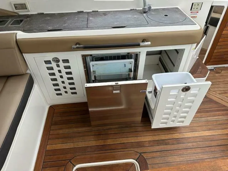 Slide: The Image of Sea Ray 400 SLX 2019 - 4056855