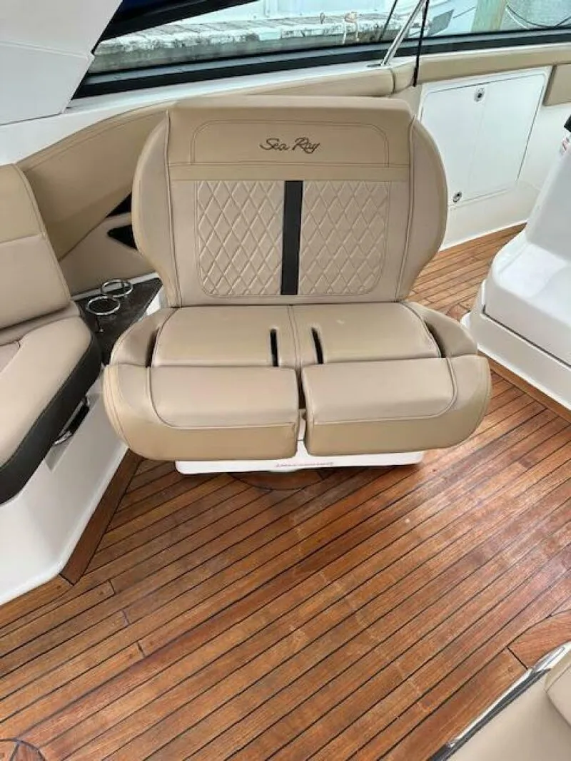 Slide: The Image of Sea Ray 400 SLX 2019 - 4056878