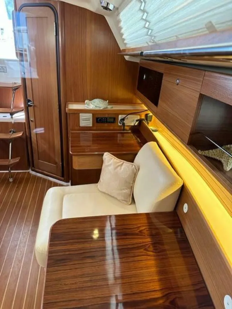 Slide: The Image of Catalina 355 2023 - 4064001