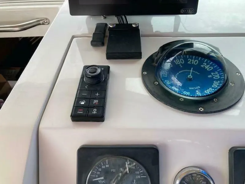 Slide: The Image of Mainship Pilot 1999 - 4066173