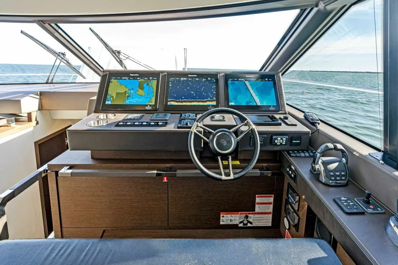 Slide: The Image of 2019 63 Prestige Flybridge - RT Time - Helm - 4199759