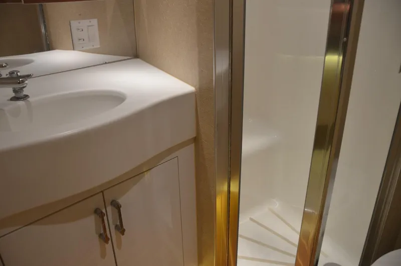 Slide: The Image of Hatteras SF Down Time - VIP Head 1999 Hatteras SF Down Time - 4064120