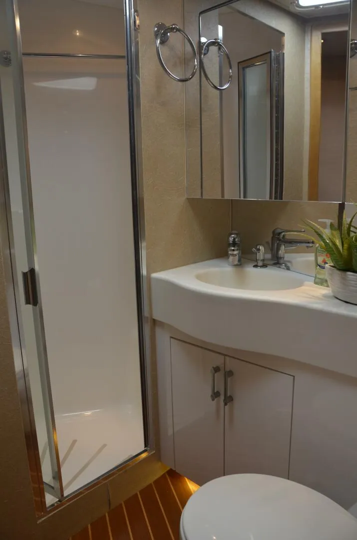 Slide: The Image of Hatteras SF Down Time - Master Head 1999 Hatteras SF Down Time - 4064112