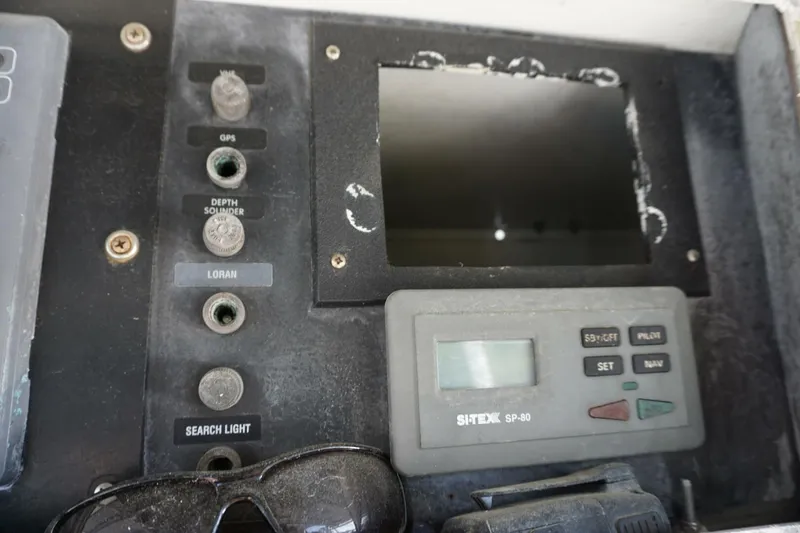 Slide: The Image of 1987 37 Bertram 37 Convertible RIDGEBACK Electronics (3) - 4080371