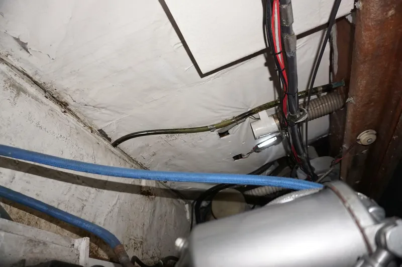 Slide: The Image of 1987 37 Bertram 37 Convertible RIDGEBACK Engine Room (20) - 4080443